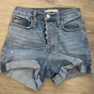 Wedgie Short Levi medium wash shorts, size 25
